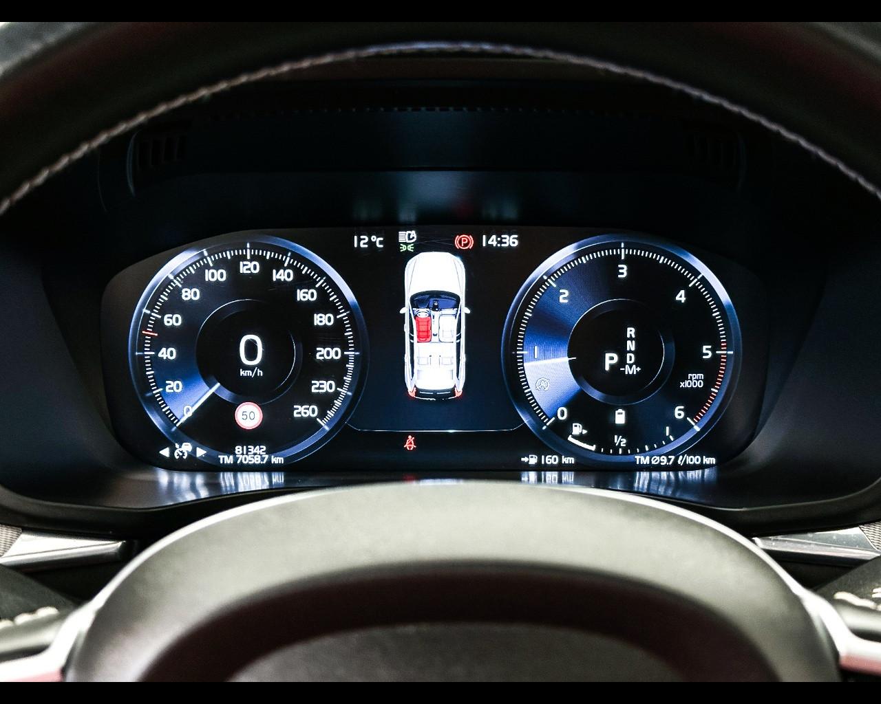 VOLVO XC60 (2017-->) - XC60 B5 (d) AWD Geartronic R-design