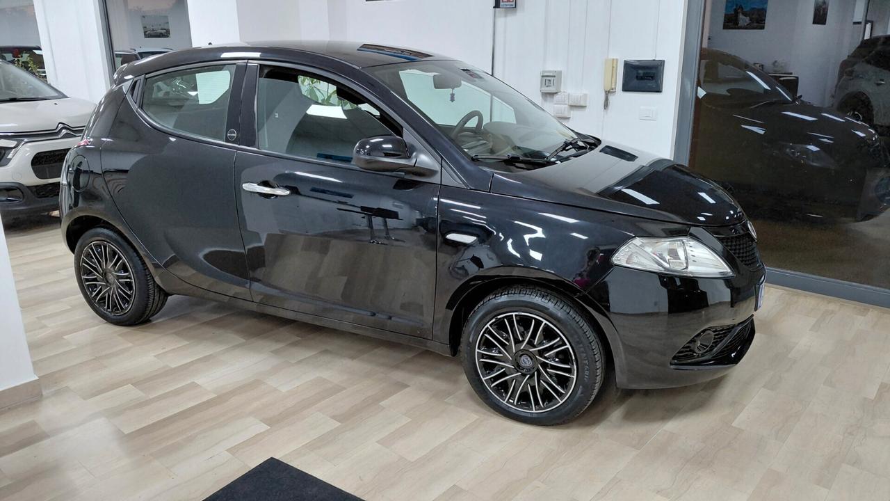 Lancia Ypsilon 1.0 FireFly 5 porte S&S Hybrid Ecochic Gold