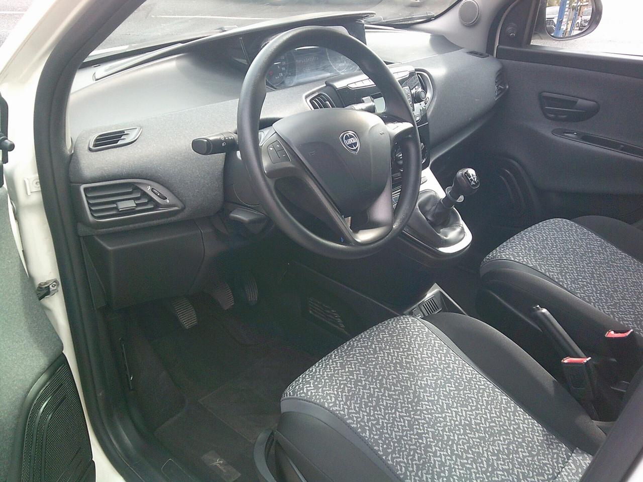Lancia Ypsilon 1.0 FireFly 5 porte S&S Hybrid Ecochic Silver