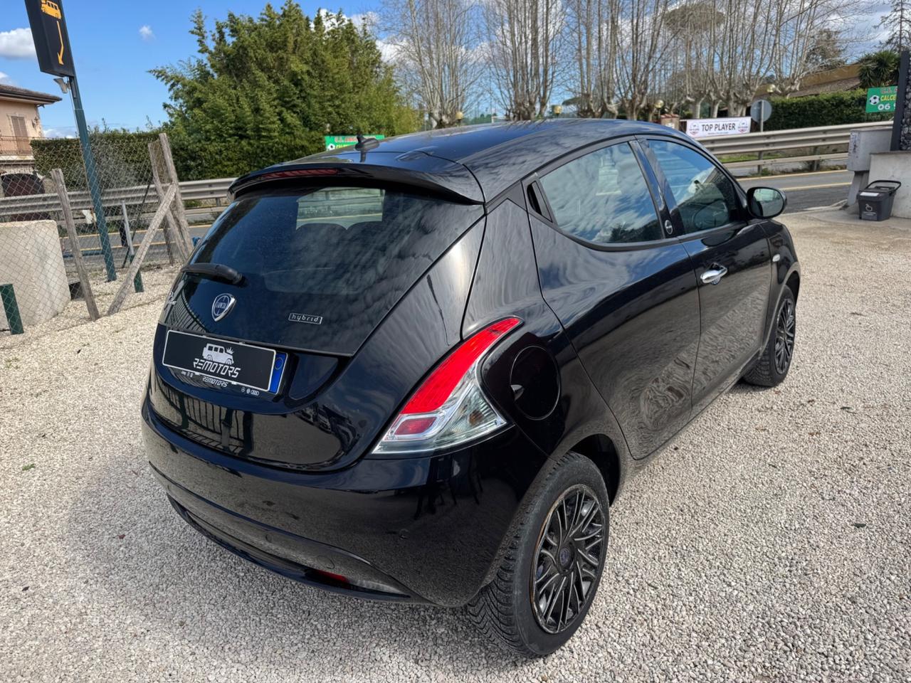 Lancia Ypsilon 1.0 Hibrid