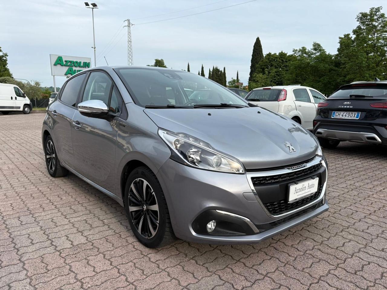 PEUGEOT 208 1.2 BENZ KM 49.066 SI A NEOPATENTATI