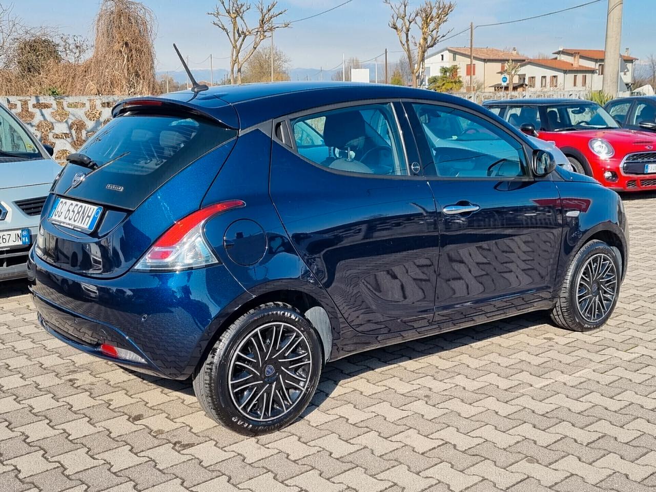 Lancia Ypsilon 1.0 5 porte Hybrid Gold oK neopatentati