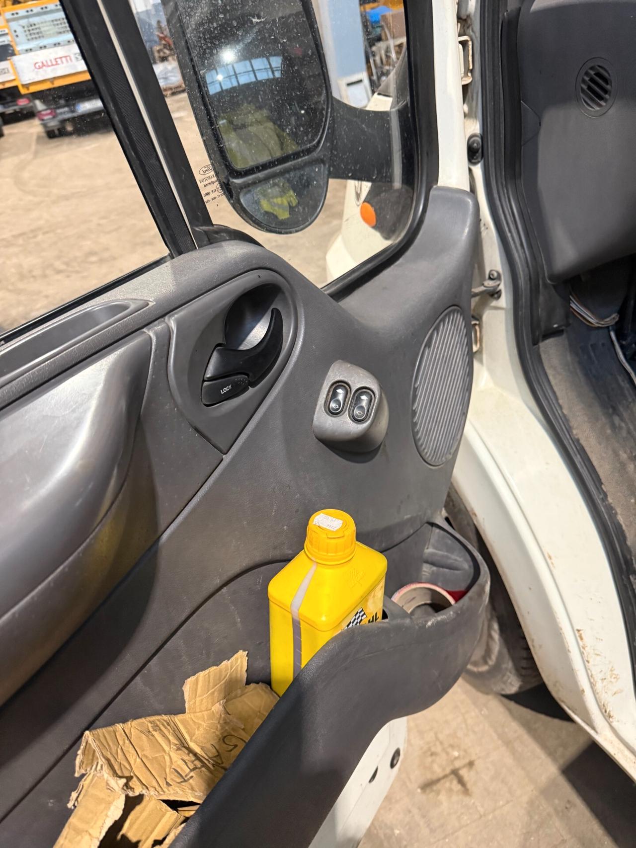 Ford 100 T330, cassone fisso, 65.000km