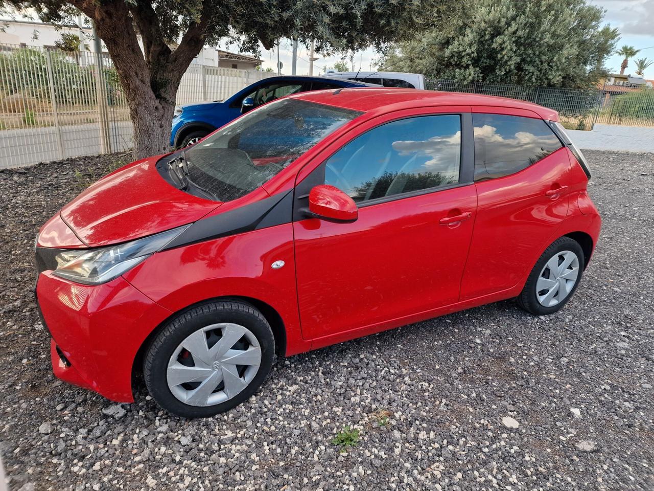 Toyota Aygo 1.0 VVT-i 69 CV 5 porte x-black TSS