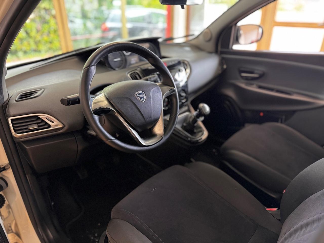 Lancia Ypsilon 0.9 TwinAir 85 CV 5 porte Metano Ecochic Silver
