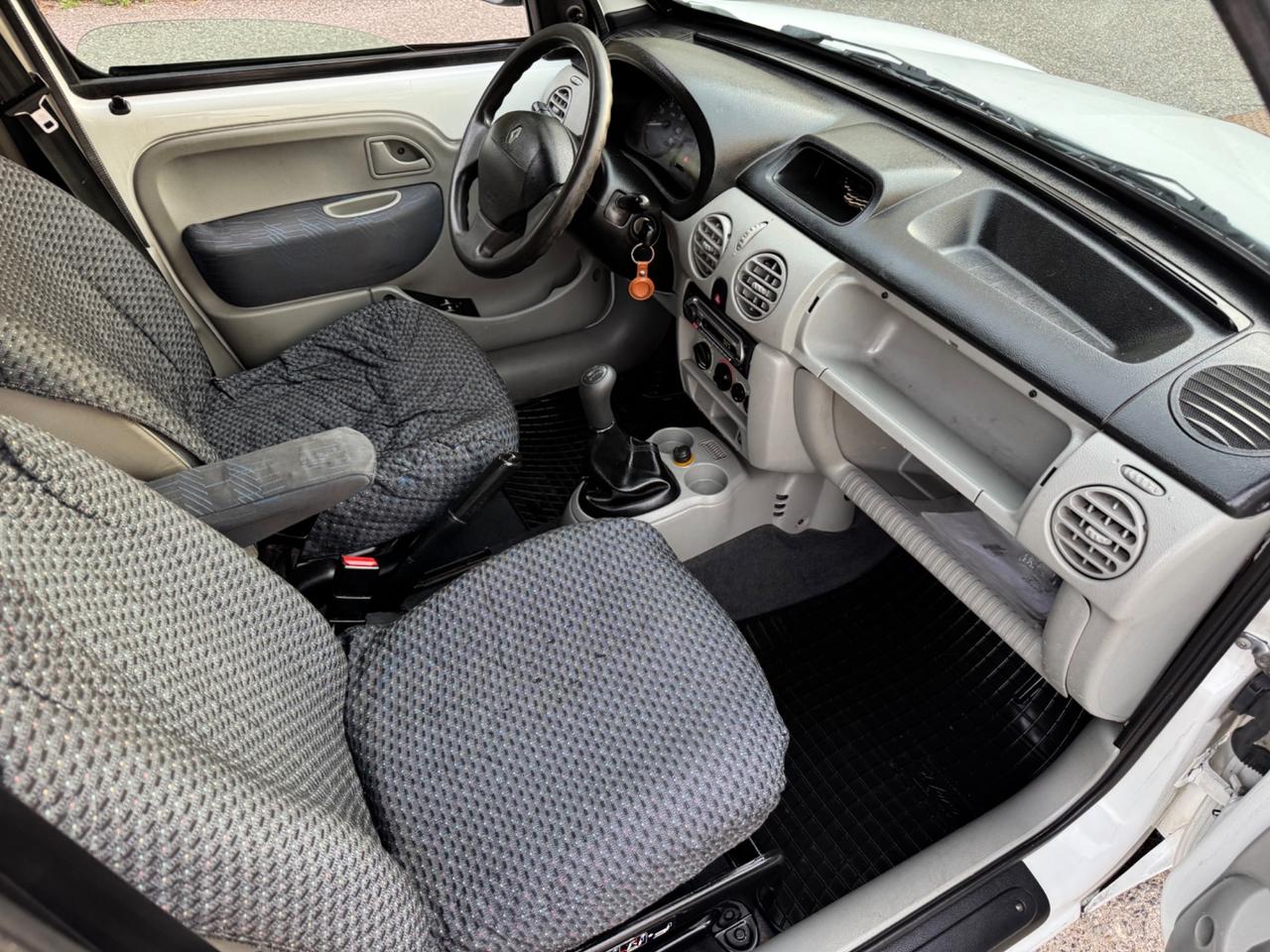 Renault Kangoo con GANCIO TRAINO