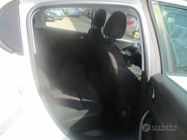 Peugeot 208 Peugeot 208 208 PURE TECH 1.2 BENZ 82