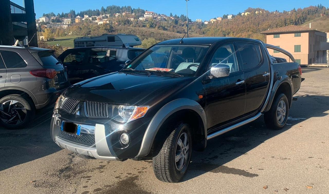Mitsubishi L200 doppia cabina-5 posti-130000 km-gancio traino- full gls targhet-copricassone