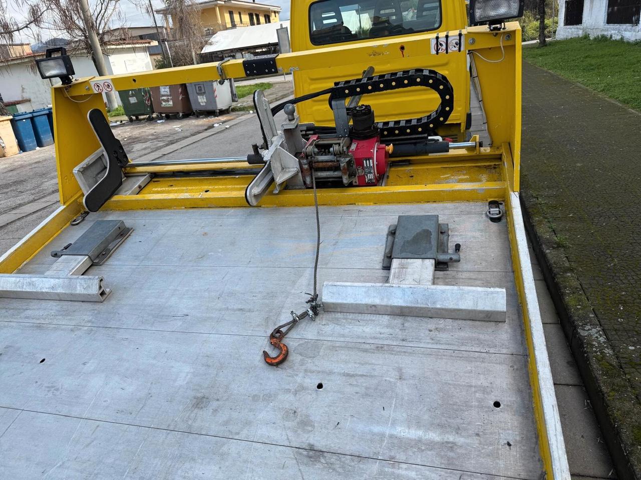 Iveco DAILY CARROATTREZZI SCARRABILE COMEAR