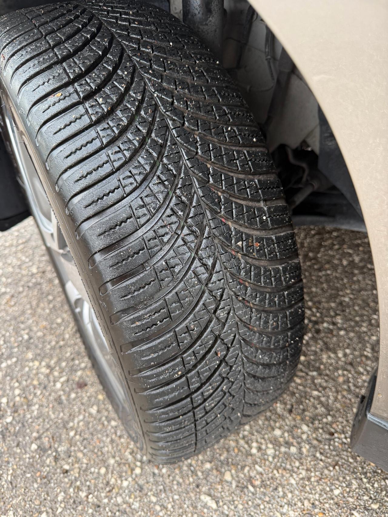 " SOLO 40.000 KM " Peugeot 2008 Benz. Allure