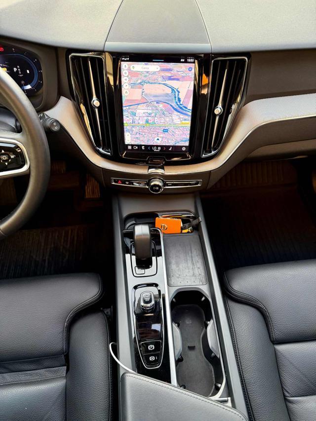VOLVO XC60 B4 (d) AWD automatico Ultimate Dark