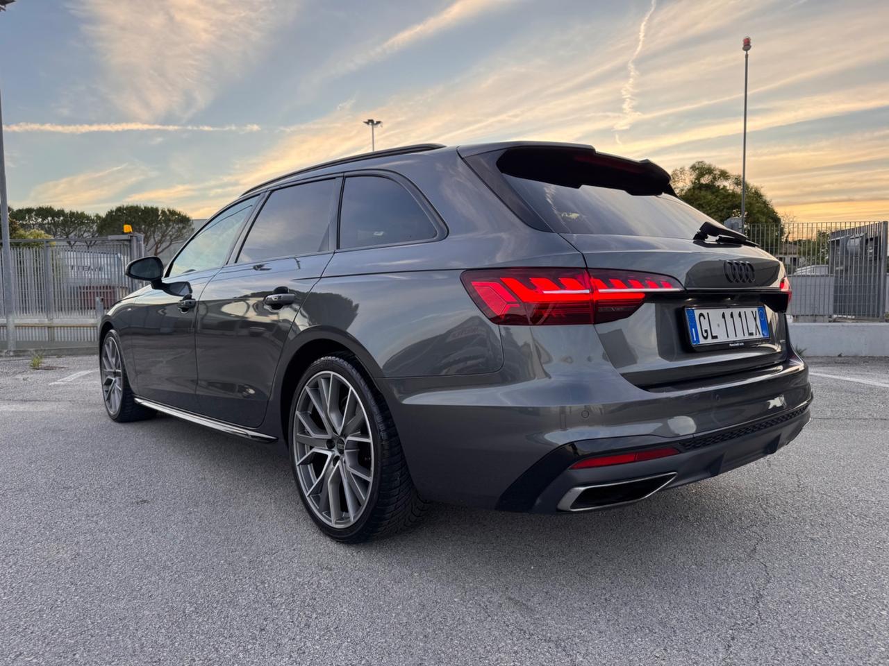Audi A4 Avant 40 TDI quattro S tronic line edition Identity Black