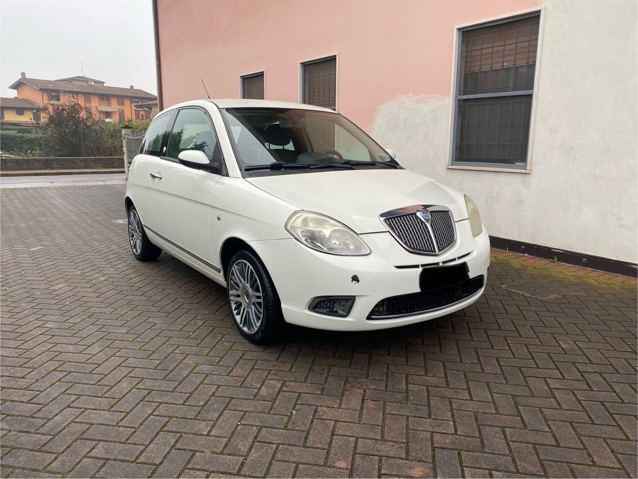 Lancia Ypsilon 1.4 Ecochic GPL interni pelle