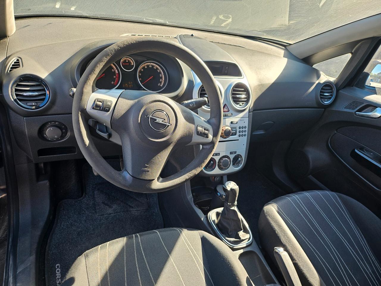 Opel Corsa 1.4 16V 5 porte Cosmo