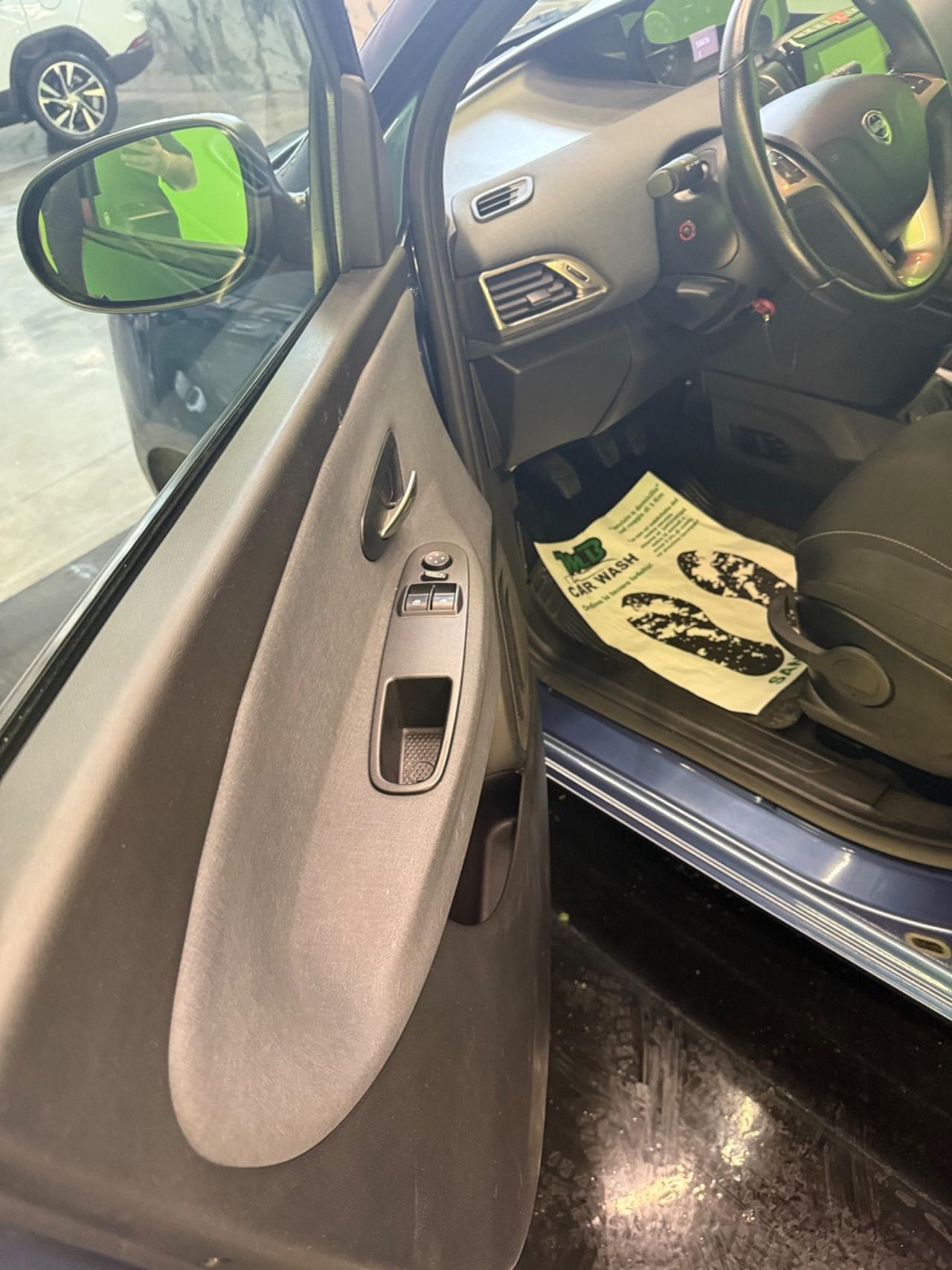 Lancia Ypsilon 1.0 FireFly 5 porte S&S Hybrid Ecochic Silver