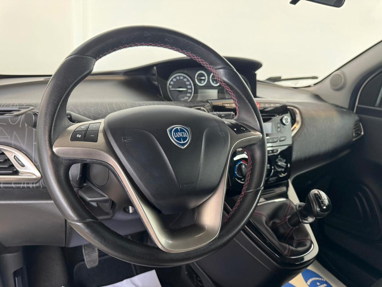 Lancia Ypsilon 0.9 TwinAir 85 CV 5 porte S&S S Momodesign