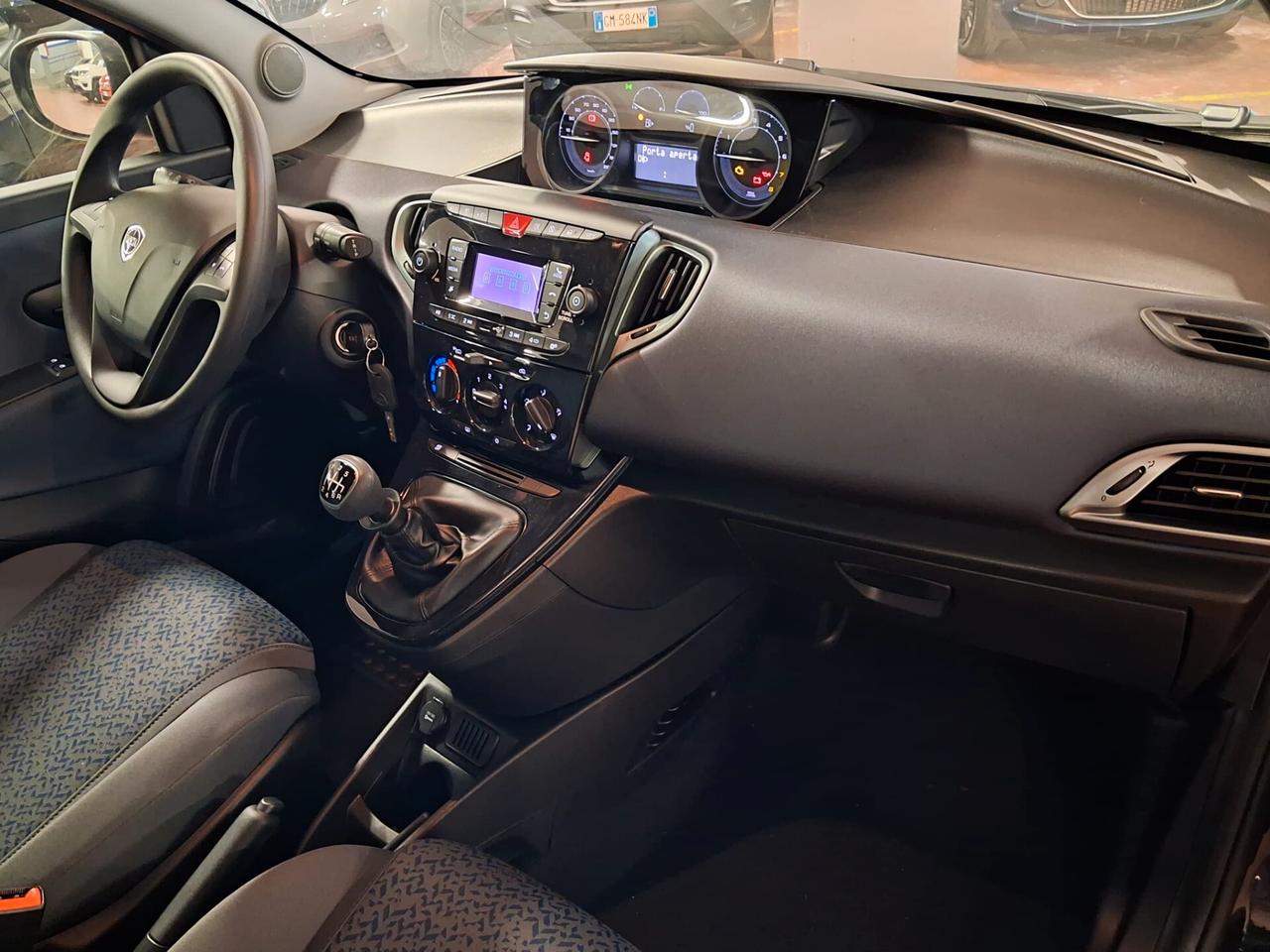 Lancia Ypsilon 1.0 FireFly 5 porte S&S Hybrid Silver