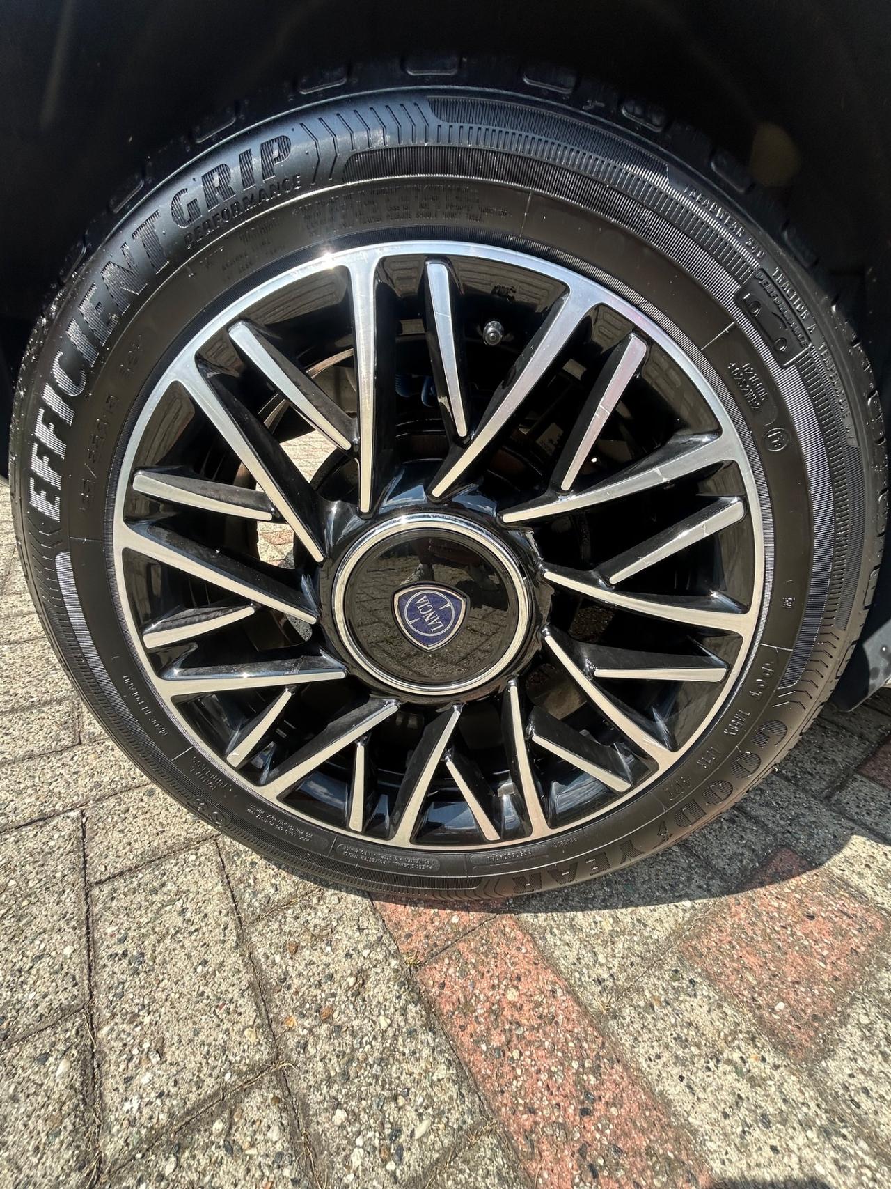 Ypsilon 1.0 FireFly 5 porte S&S Hybrid Alberta Ferretti