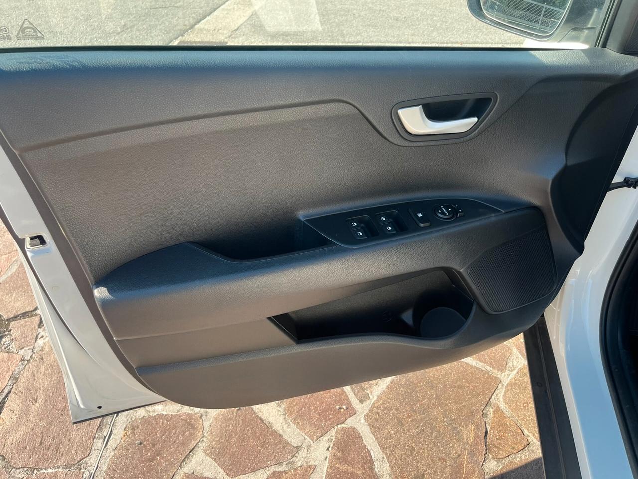 Kia Stonic 1.0 T-GDi 120 CV MHEV DCT Style Neopatentati