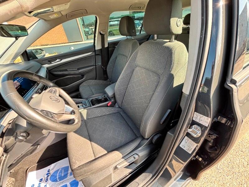 VOLKSWAGEN Golf 8ª serie Golf 1.0 eTSI EVO DSG...