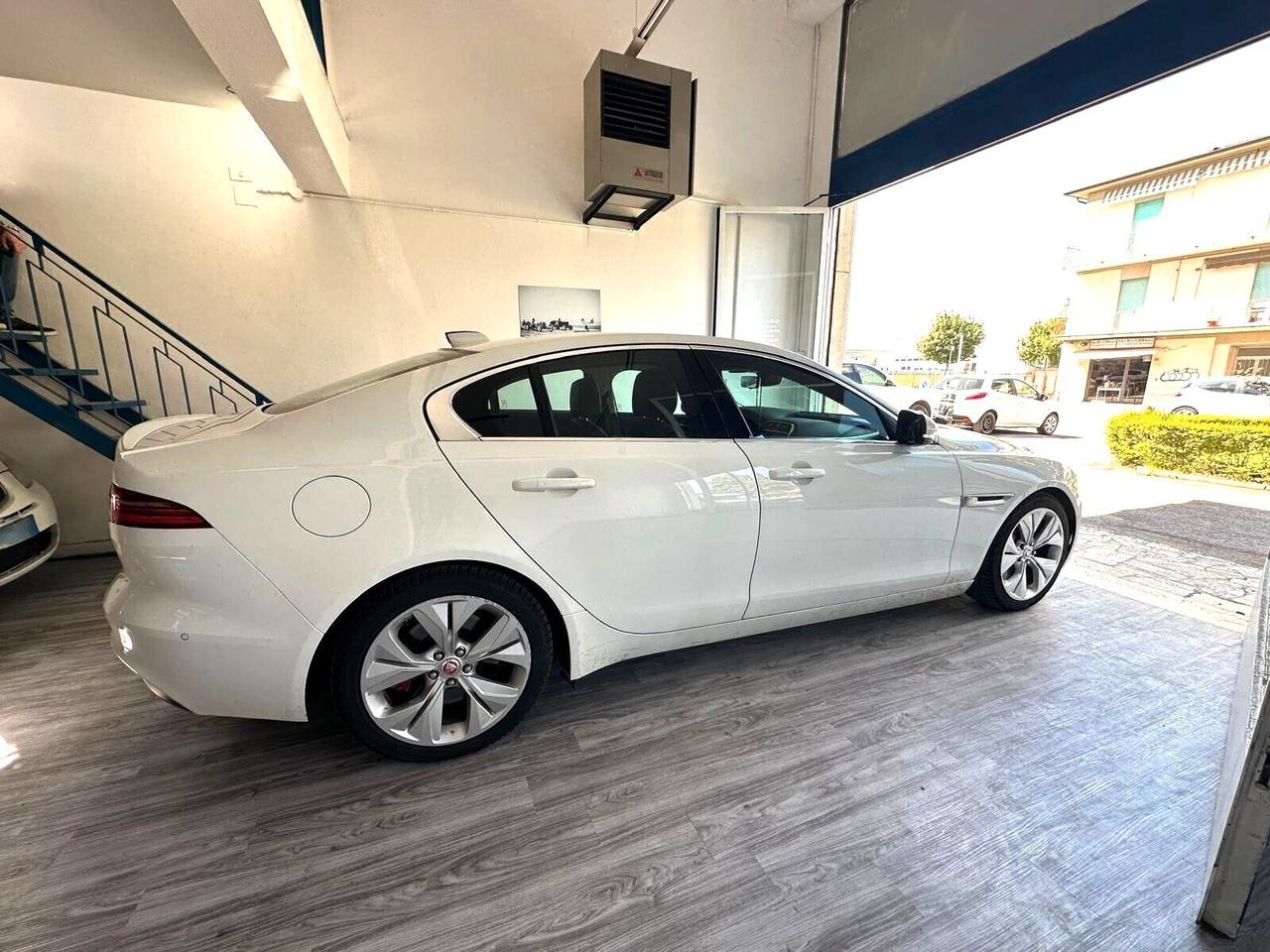Jaguar XE 2.0 D 180 CV aut. SE