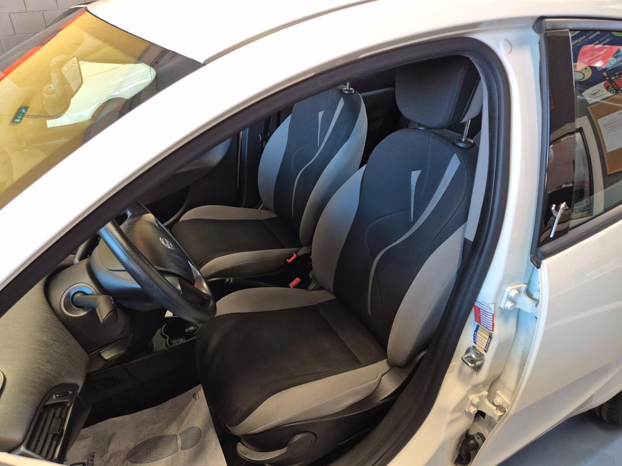 Lancia Ypsilon 1.2 69 CV 5 porte SILVER