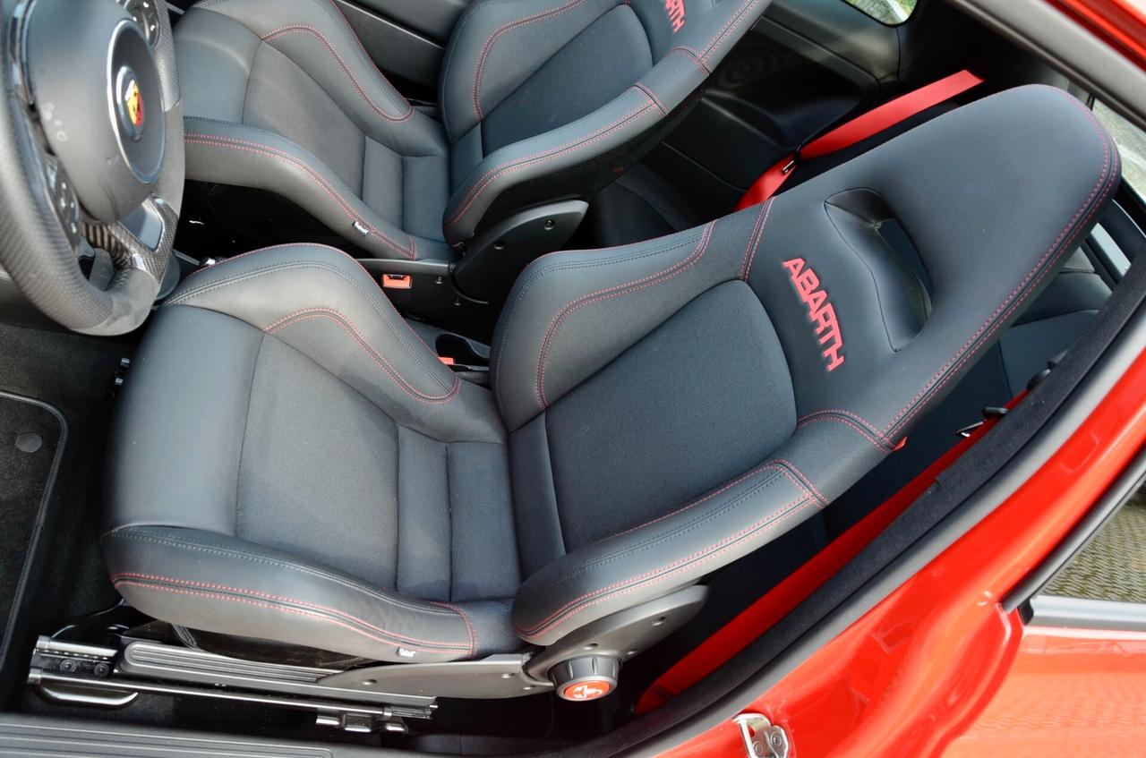 ABARTH 595C 1.4 T-JET ESSEESSE 180cv AUT, PARI AL NUOVO, UFF ITALIANA, AKRAPOVIC, SEDILI IN CARBONIO, 17", PERMUTE