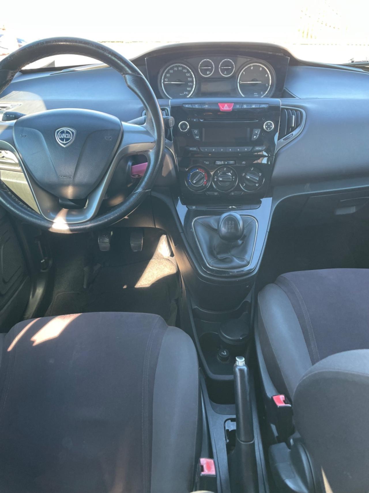 Lancia Ypsilon 1.3 MJT 16V 95 CV 5 porte S&S Black&Red