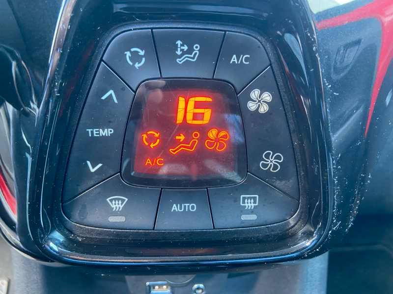 TOYOTA Aygo 5p 1.0 x-play AuToMaTica