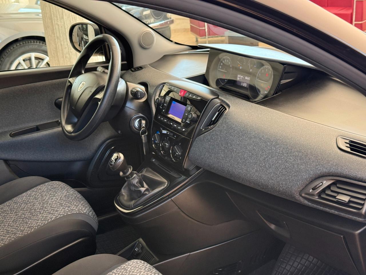 Lancia Ypsilon 1.0 FireFly 5 porte S&S Hybrid Ecochic Silver