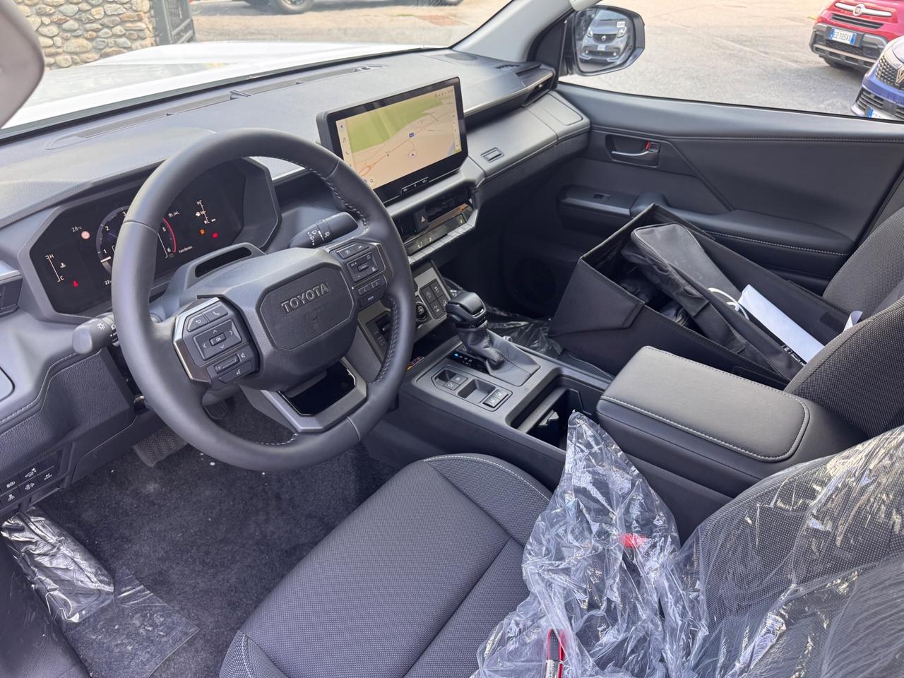 Toyota Hilux 2.8 D-4D A/T 4WD 48V 4 porte Double Cab Invincible
