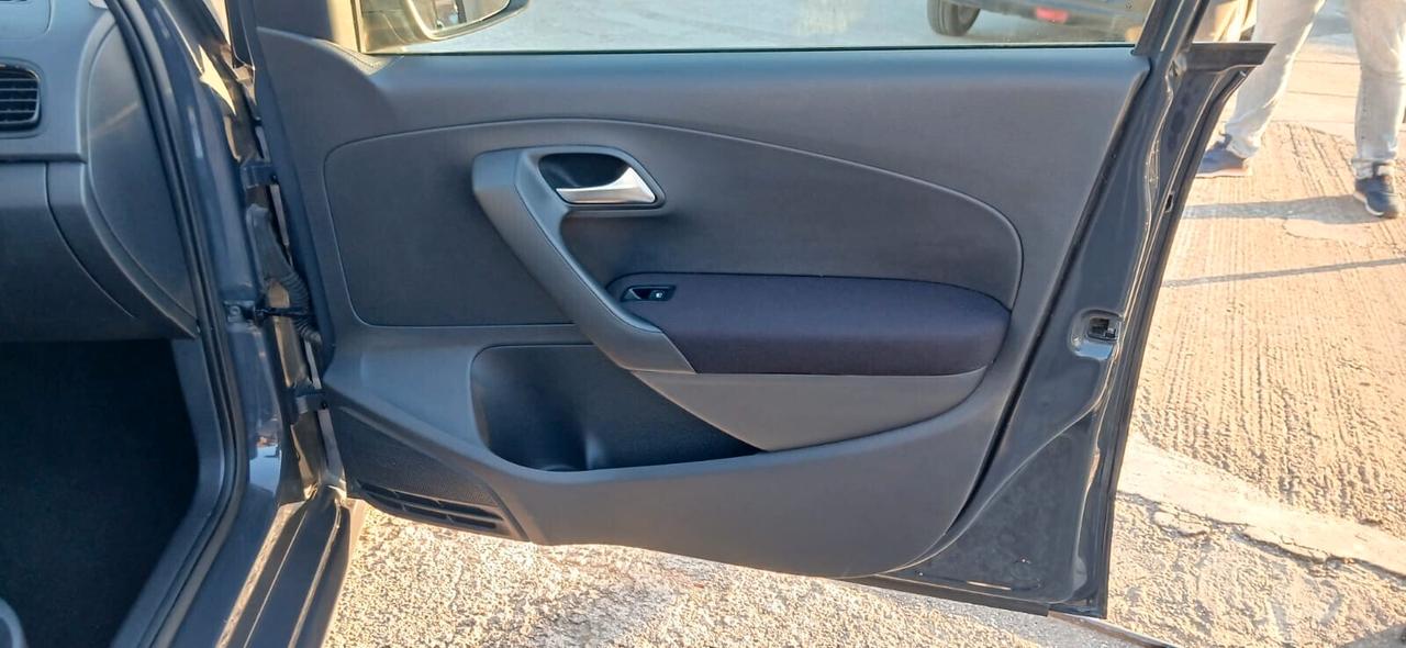 Volkswagen Polo 1.0 MPI 5P Trendline - 2014