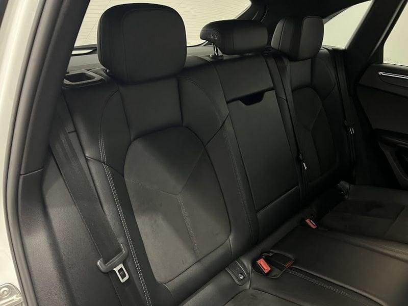 Porsche Macan 2.0 iva esposta