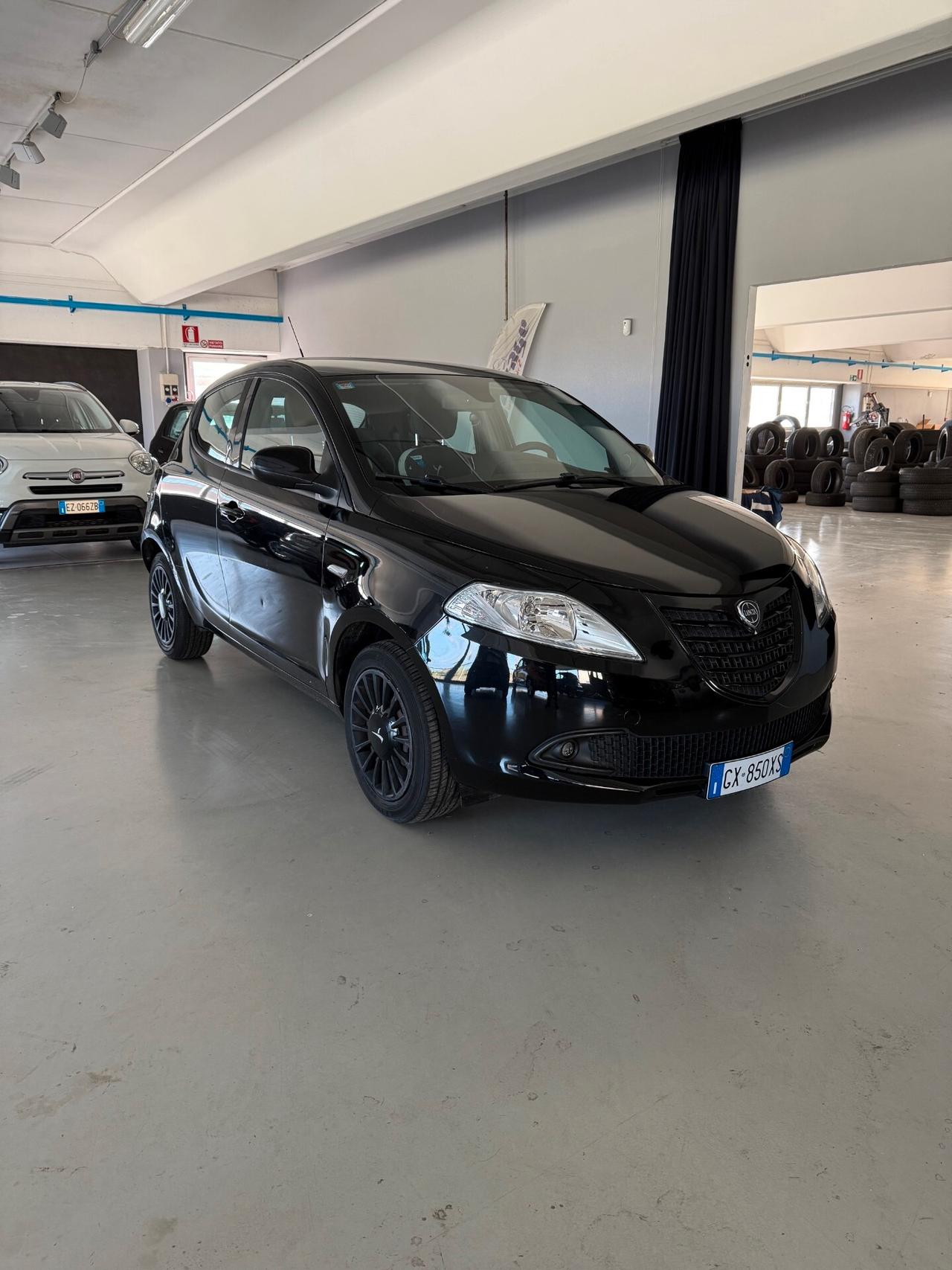 Lancia Ypsilon 1.2 69 CV 5 porte S&S Silver