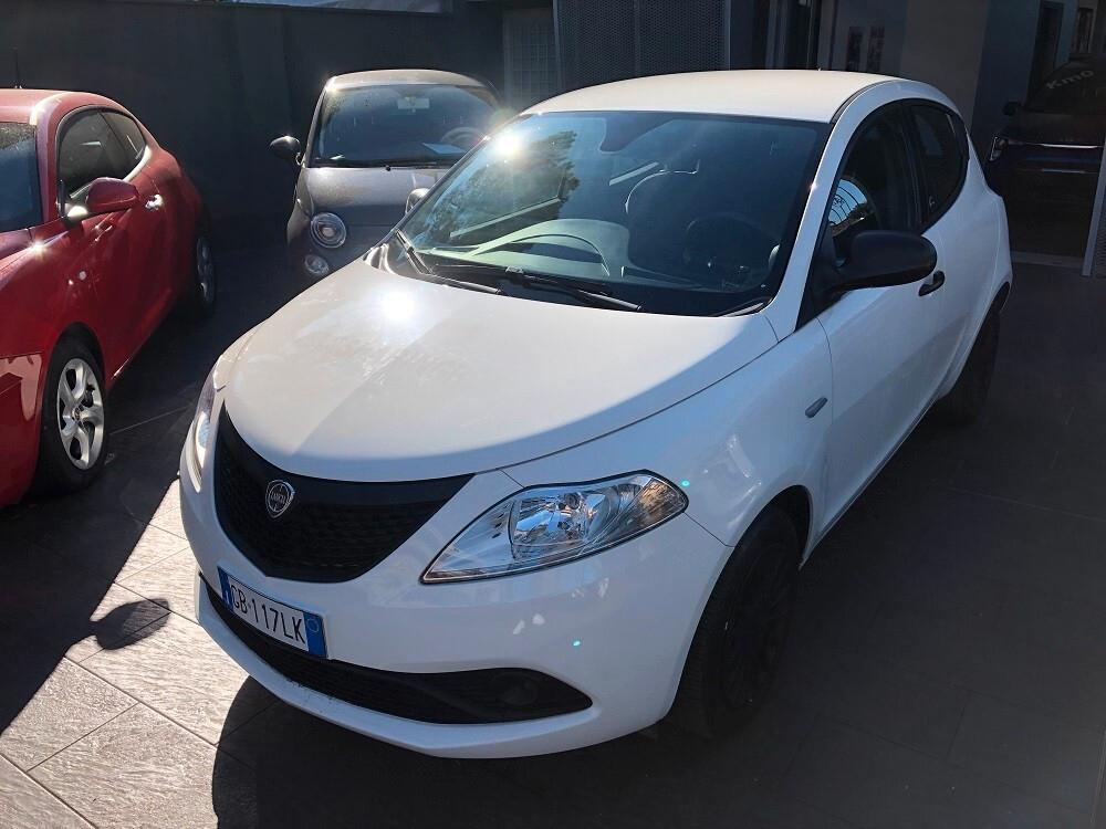 Lancia Ypsilon 1.0 FireFly 5 porte S&S Hybrid Ecochic Silver