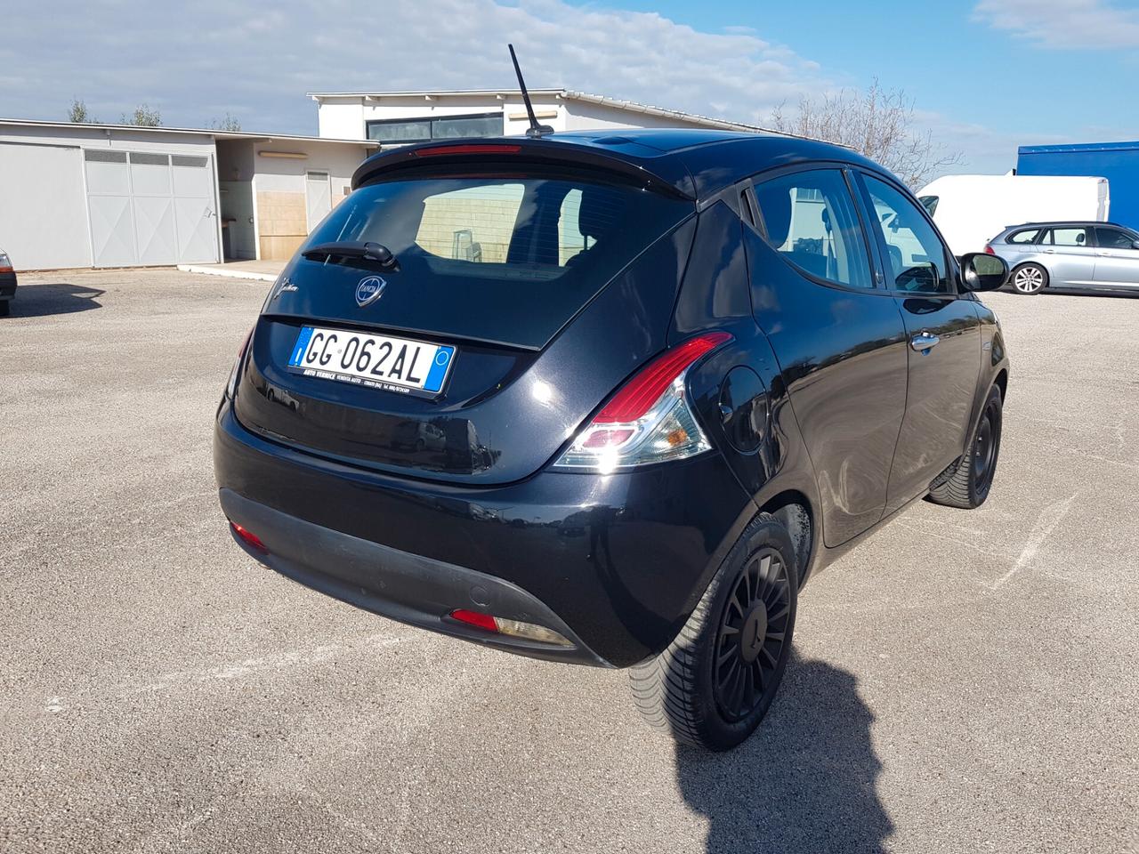 Lancia Ypsilon 1.0 FireFly 5/P Hybrid Ecochic Silver