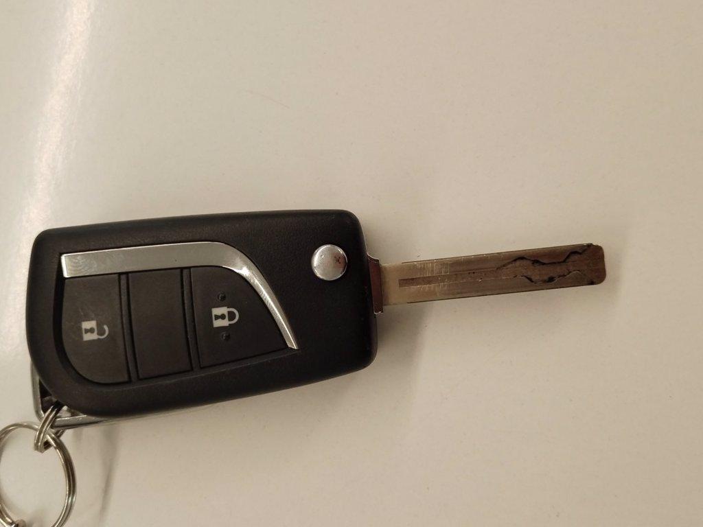 TOYOTA Yaris cross 1.5h active fwd 115cv e-cvt del 2025