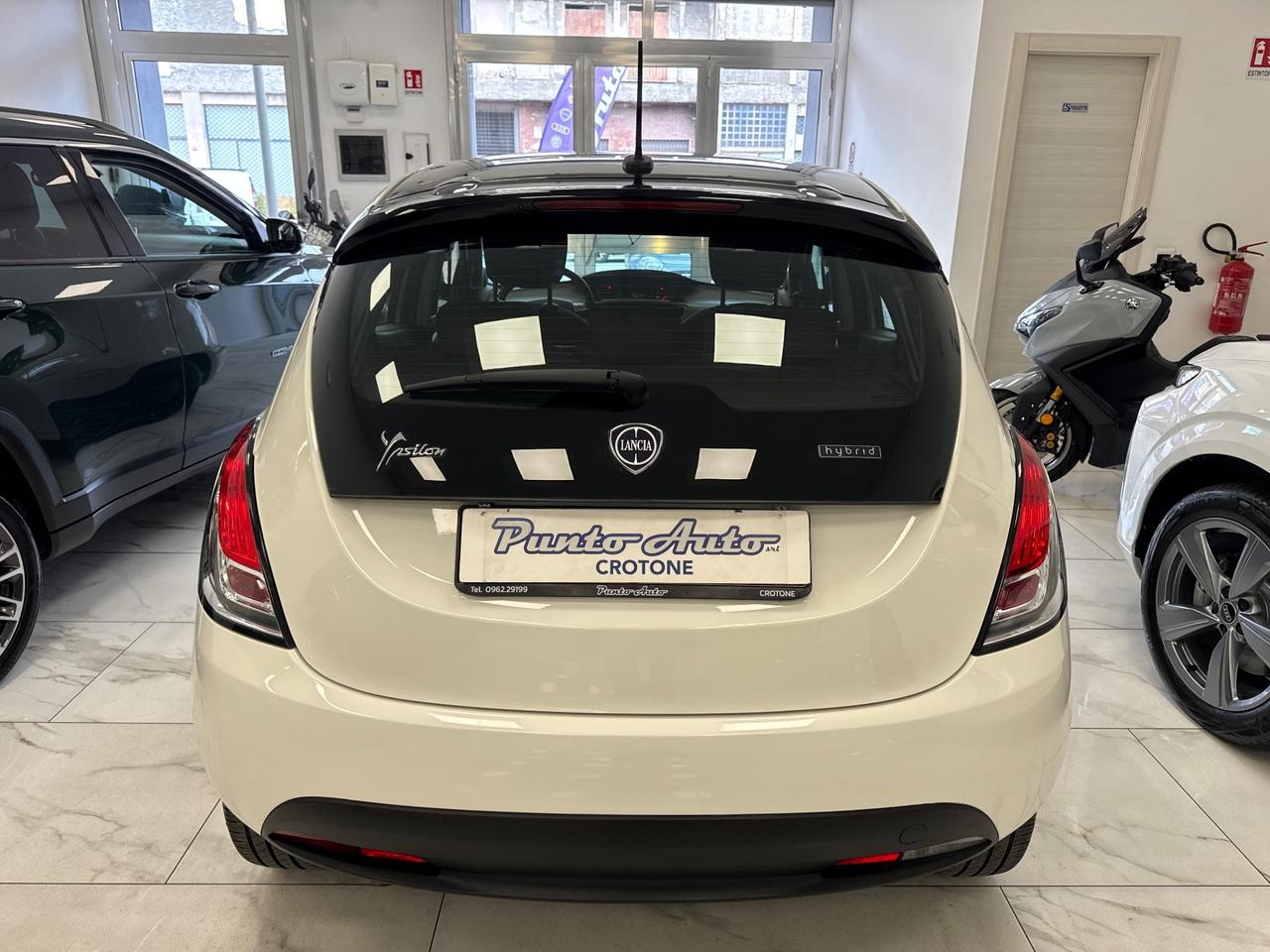 Lancia Ypsilon 1.0 FireFly 5 porte S&S Hybrid Ecochic Silver