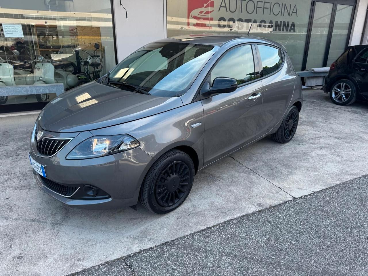 Lancia Ypsilon 1.0 FireFly 5 porte S&S Hybrid Ecochic Silver