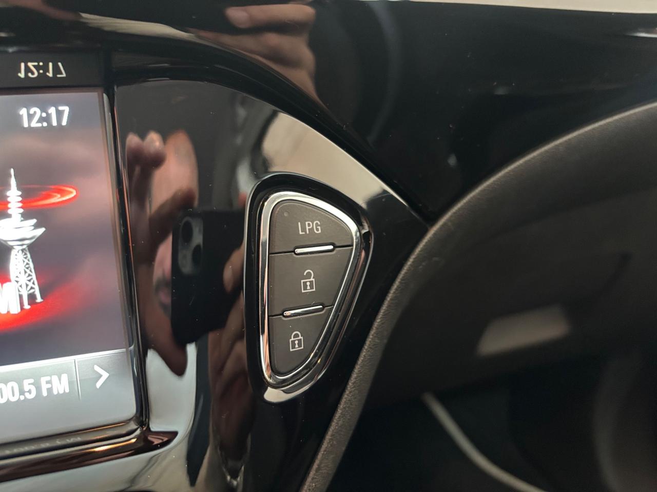 Opel Corsa 1.4 90CV GPL Tech 5 porte b-Color