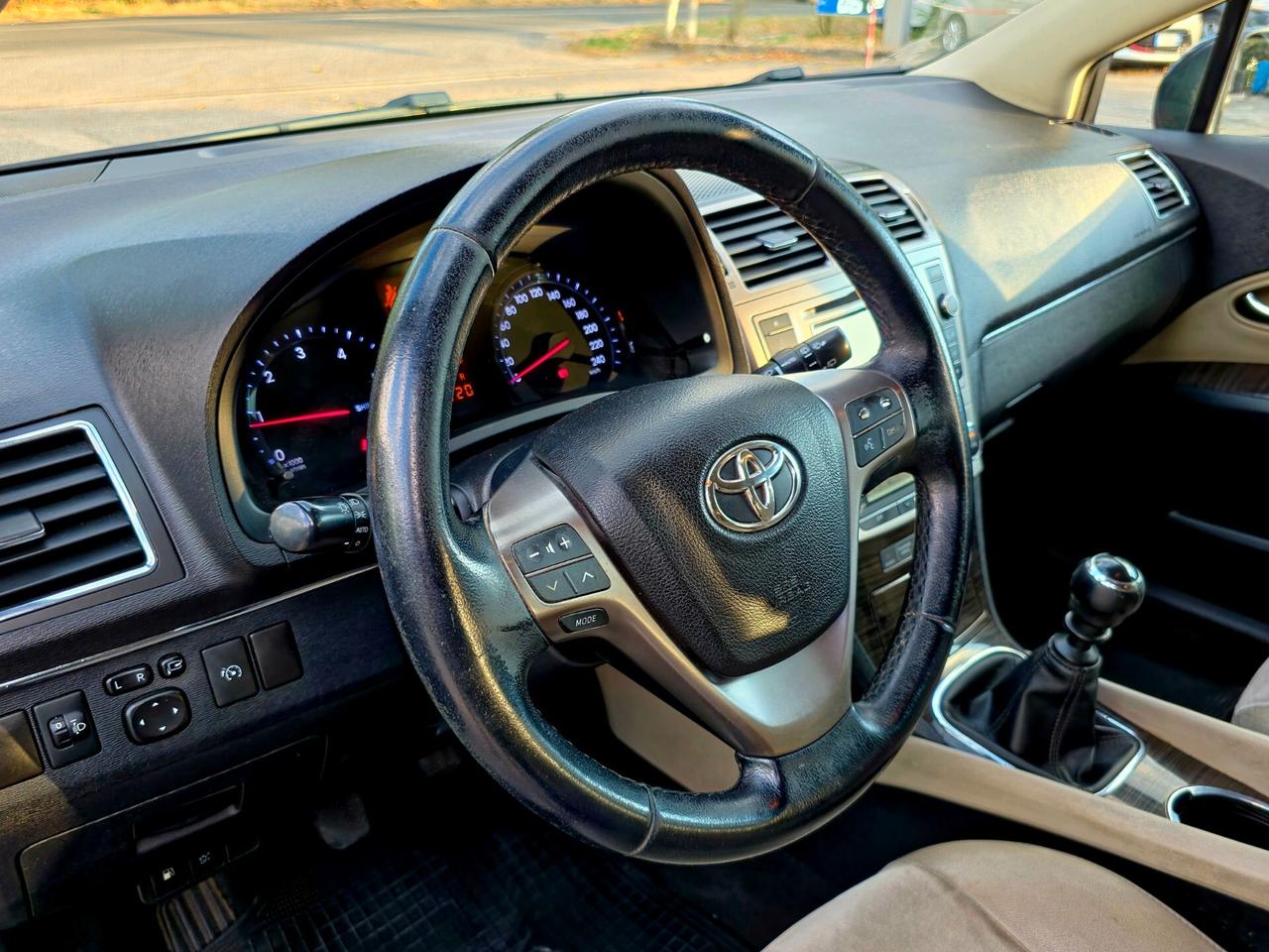 Toyota Avensis 2.2 D-4D Wagon Lounge 2012-E5B Manuale