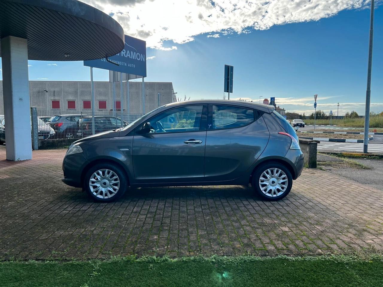 Lancia Ypsilon 1.2 69 CV 5 porte S&S Silver