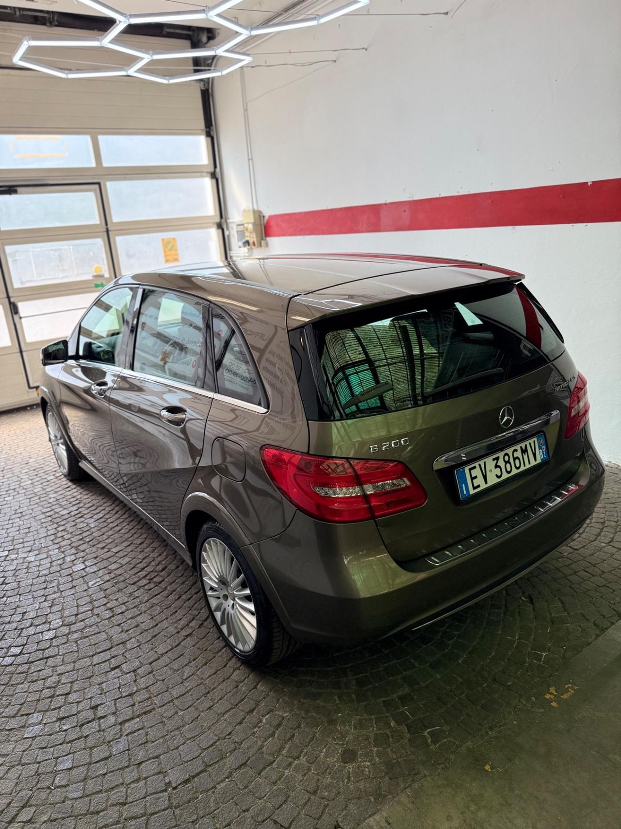 Mercedes-benz B 200 NGD Premium