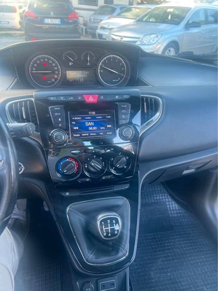Lancia Ypsilon 1.2 69 CV 5 porte platinum
