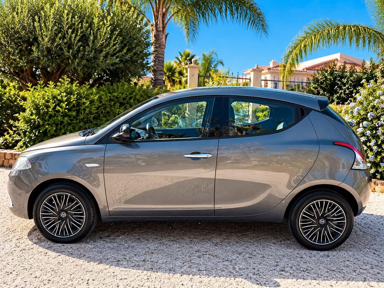 Lancia Ypsilon 1.0 FireFly 5 porte S&S Hybrid Silver