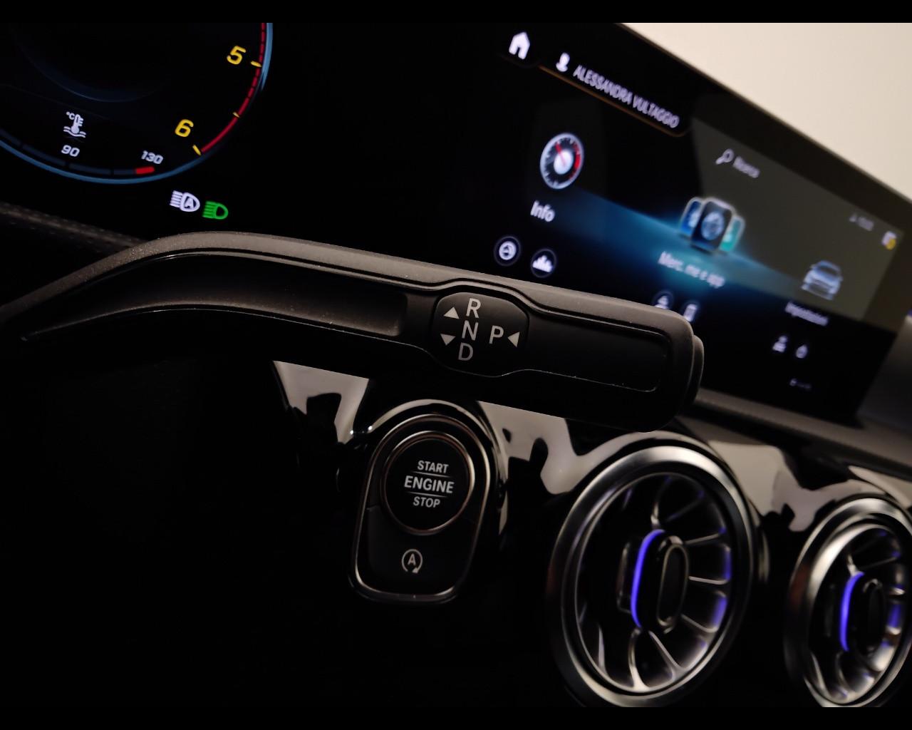 Mercedes-Benz Classe A - W177 2018 - A 180 d Premium Night edition auto