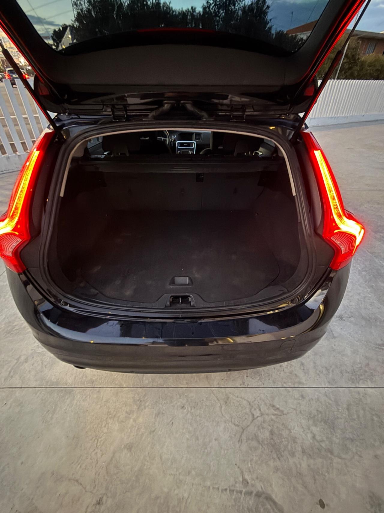 Volvo V60 D5 Geartronic Momentum