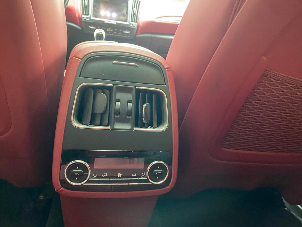 Maserati Levante 3.0 V6 275cv AWD Granlusso AUTO - 99.000KM!!!
