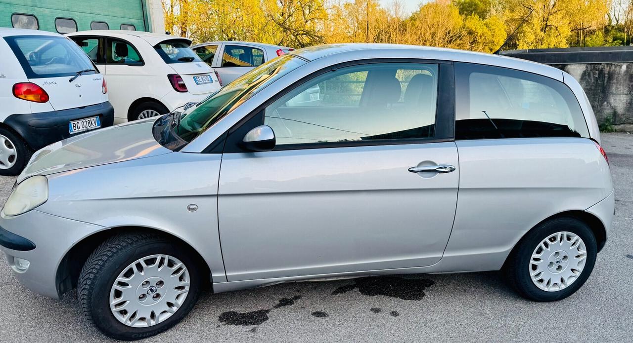 Lancia Ypsilon 1.2 16V Oro