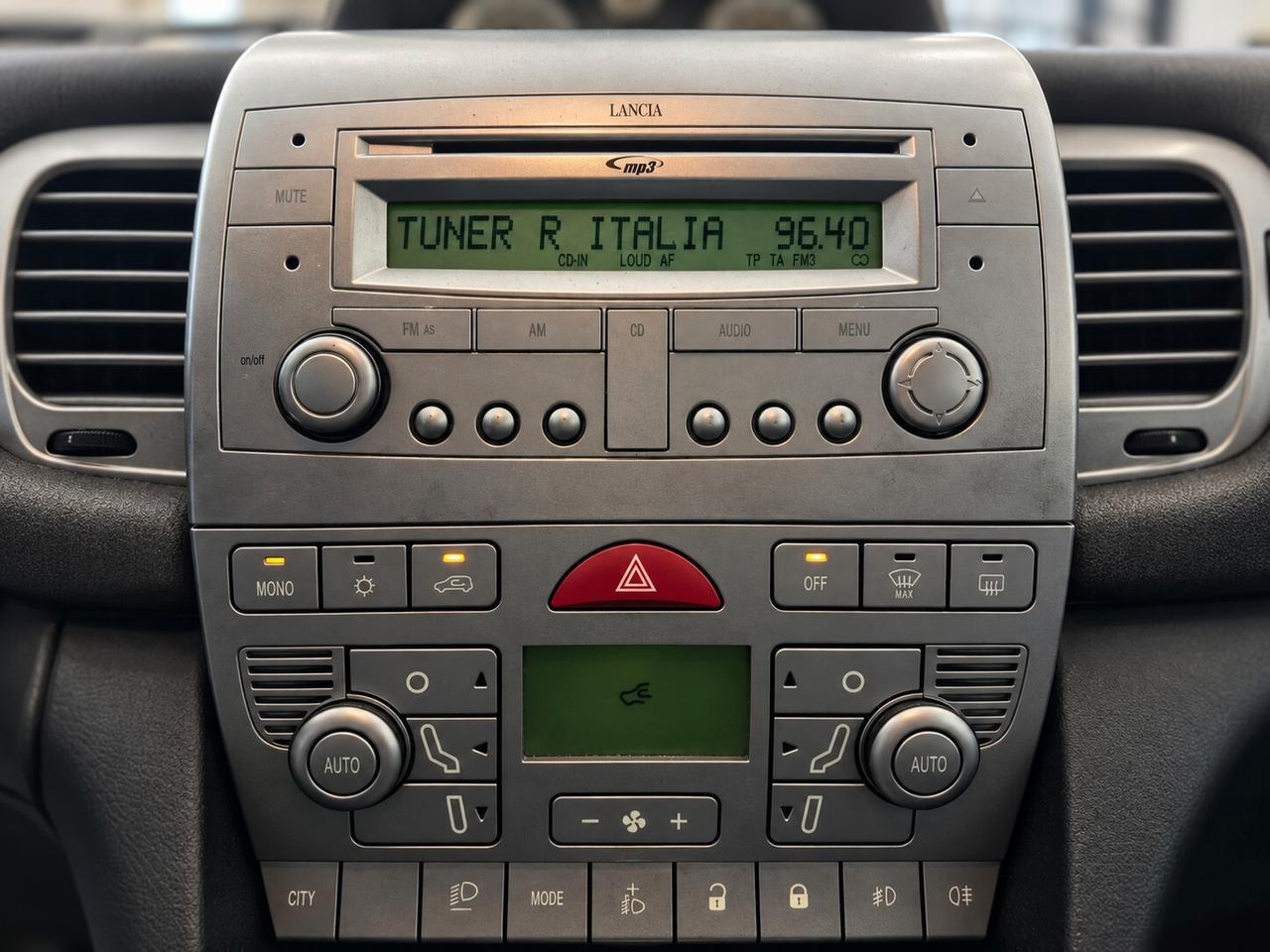 Lancia Ypsilon 1.3 MJT 75 CV Versus